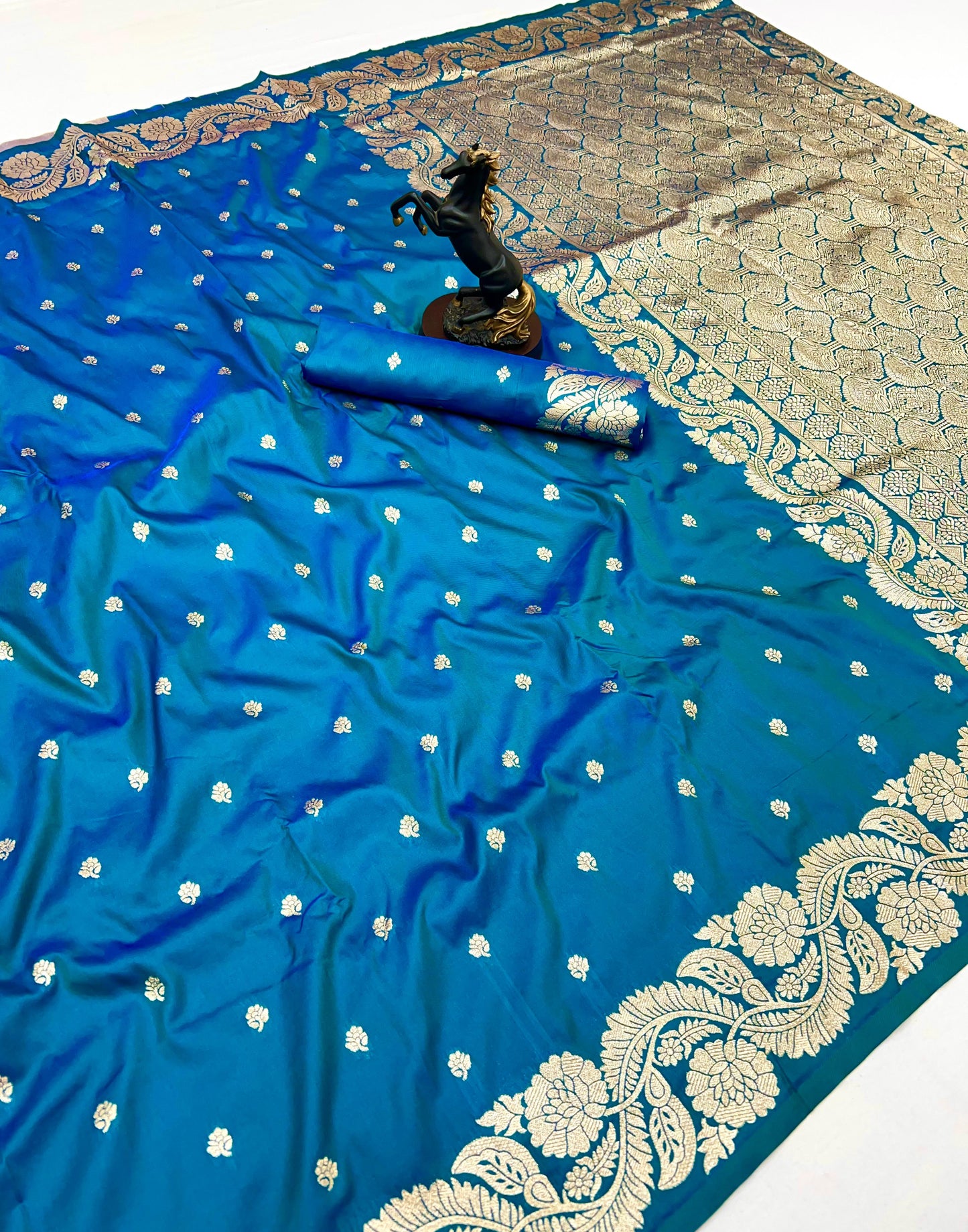 Takshashila Paithani