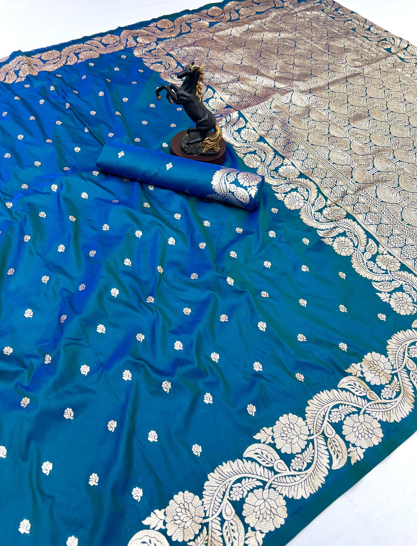 Takshashila Paithani