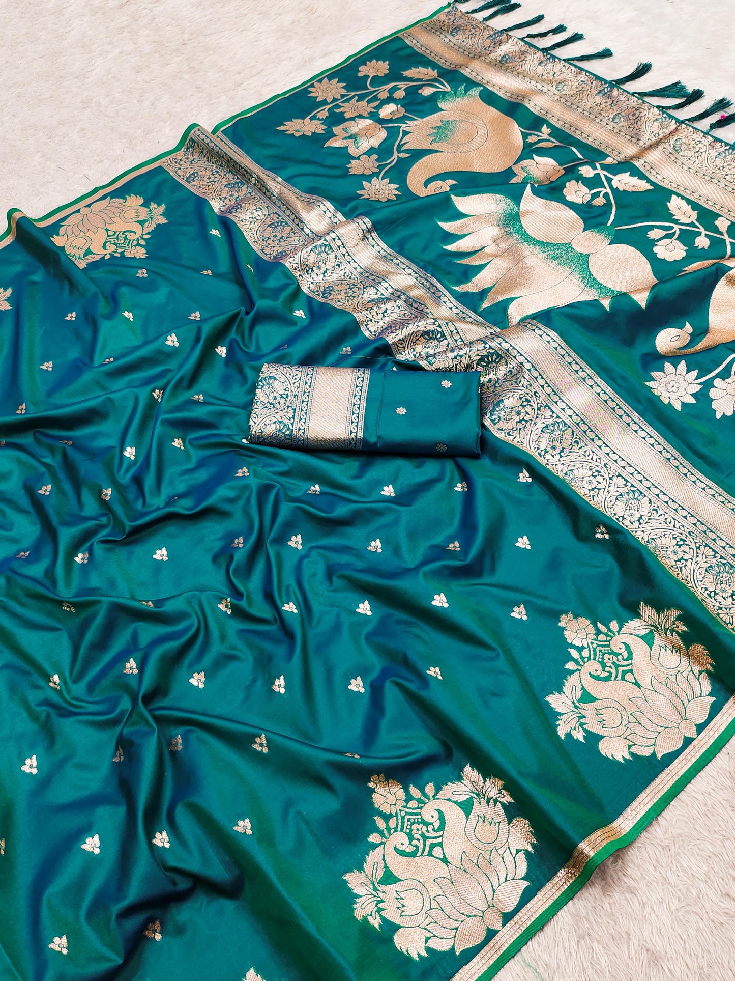 Soft banarasi silk weaving blouse piece with sleeve border