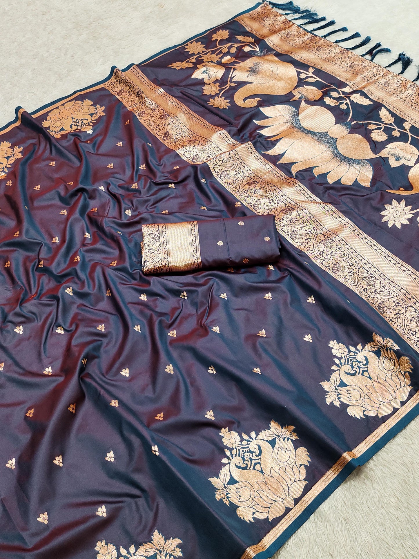Soft banarasi silk weaving blouse piece with sleeve border